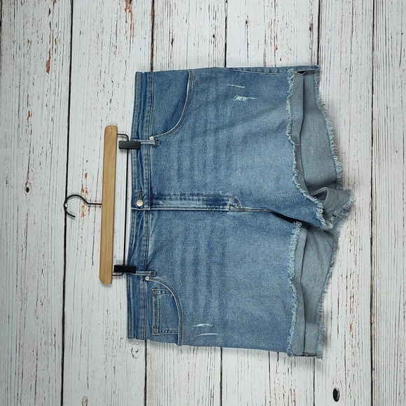 Good American Plus Size Good Curve Denim Shorts - Picture 6 of 14